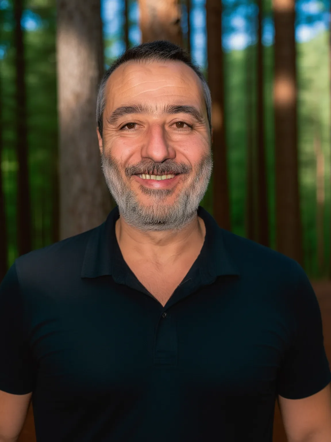 Photo IA pro d'un homme en polo noir, forêt dense comme toile de fond