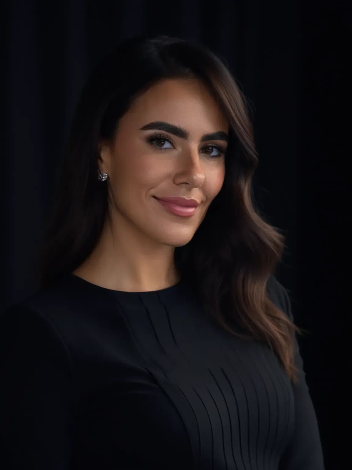 Portrait professionnel IA PhotoMaintenant de femme en robe noire